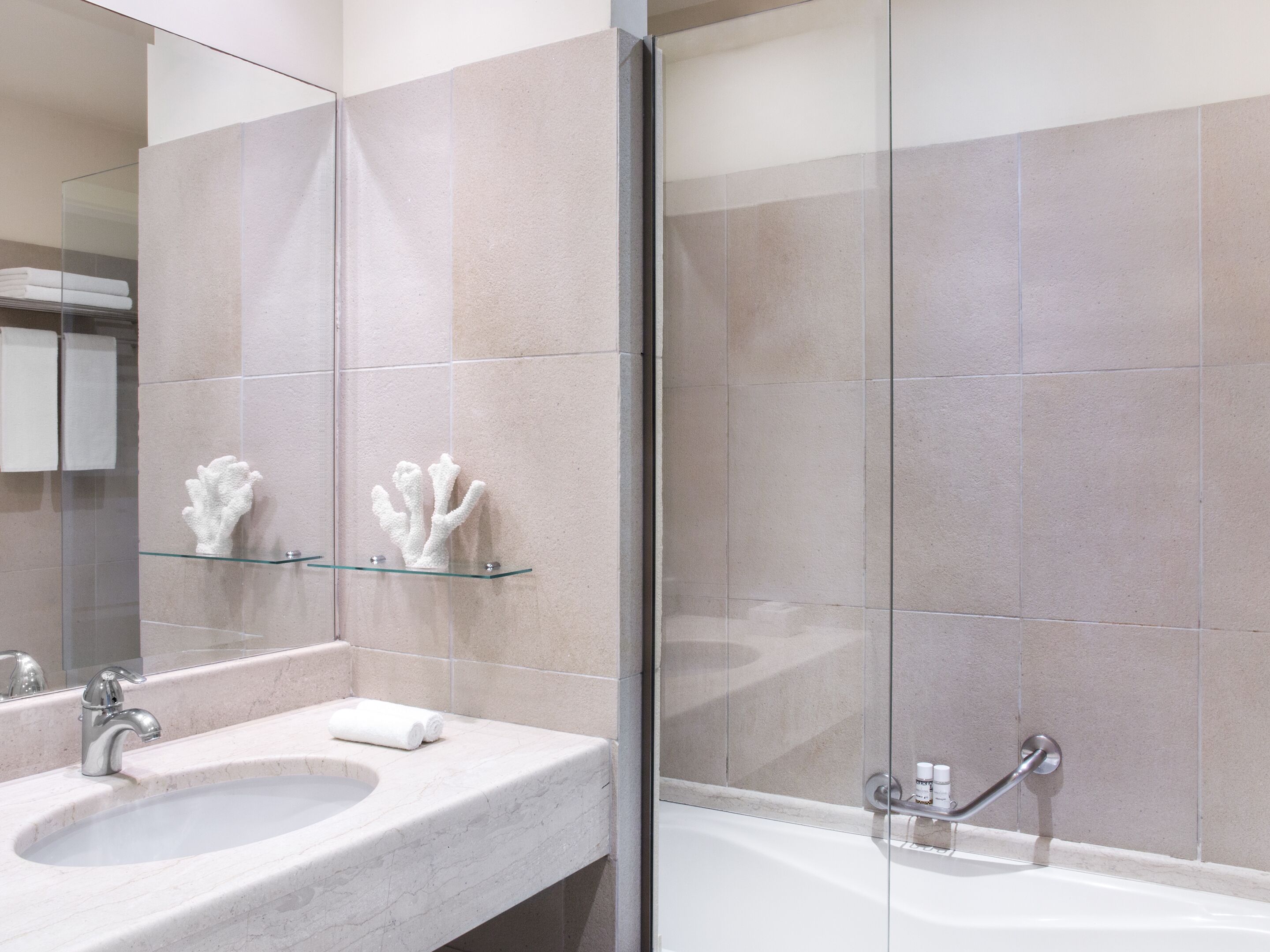 浴缸、吹风机、毛巾