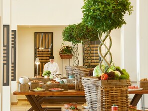 Sudah termasuk sarapan prasmanan setiap hari