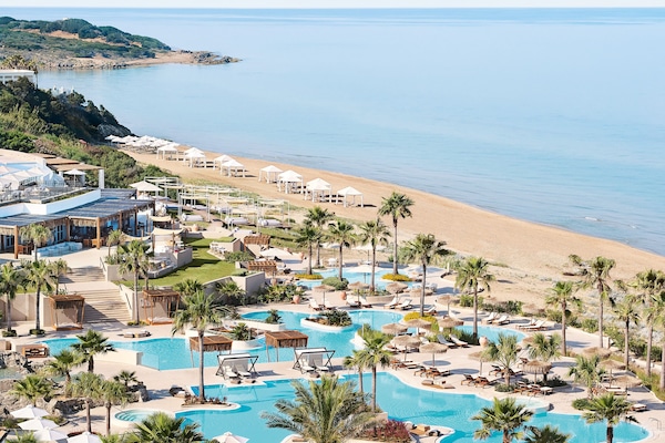 2 outdoor pools, sun loungers