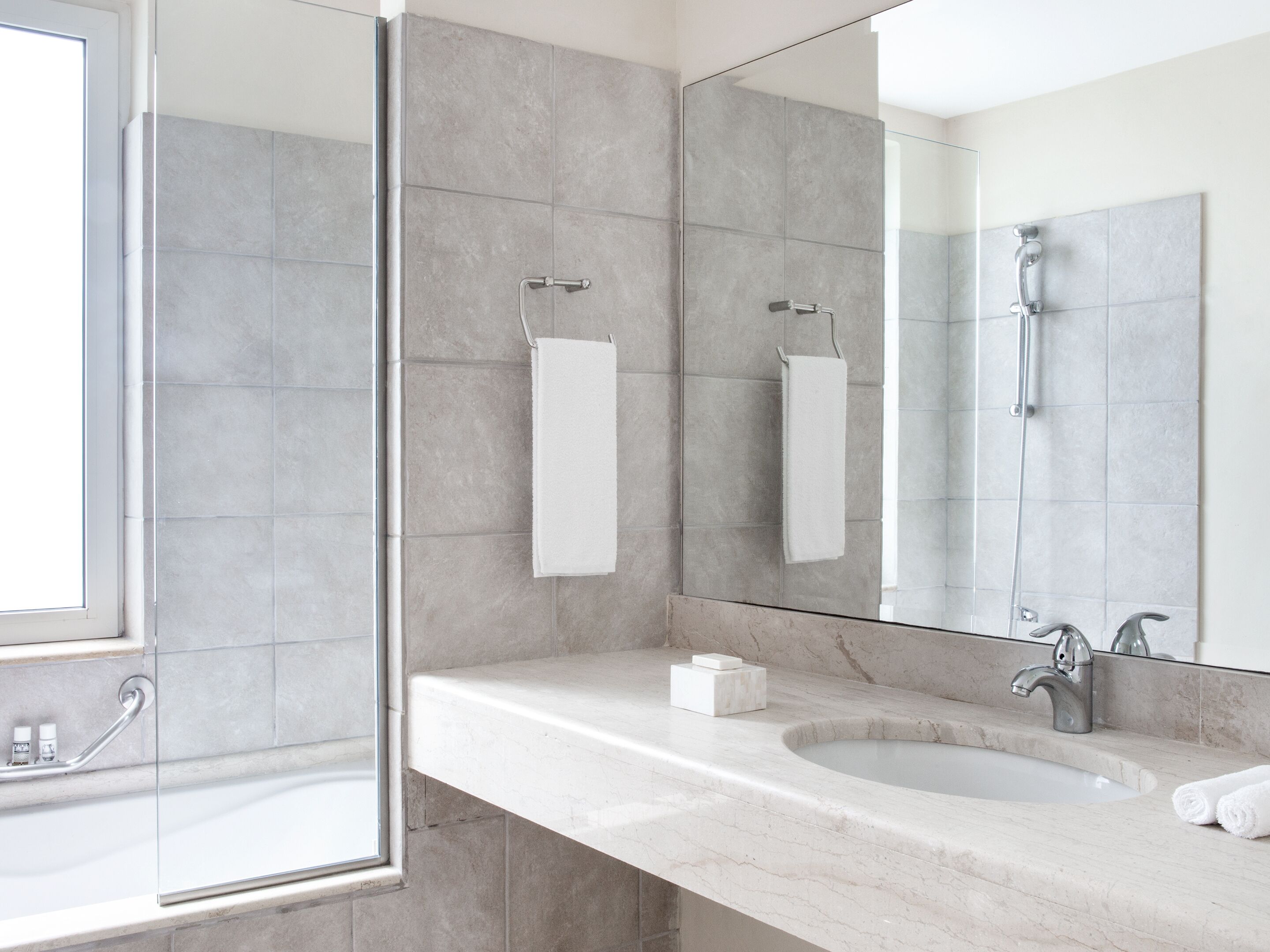 deluxe bungalow sea view | bathroom | bathtub, hair dryer, towels