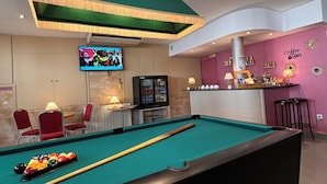 A pool table with balls, a television, and a bar area with a sign reading "Coffee Bar". - Hotel Piccadilly Sitges (Sitges)