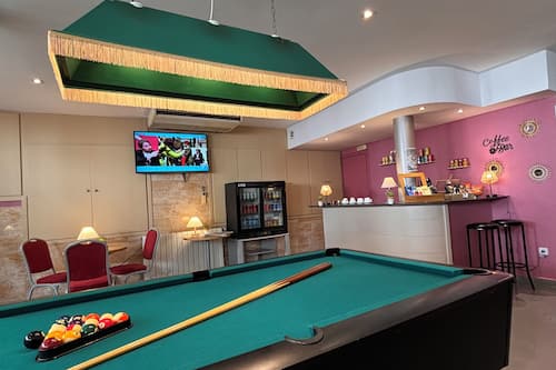 32-inch flat-screen TV with cable channels, TV