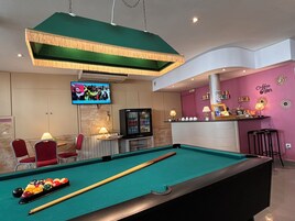 32-英寸纯平电视 （配备有线频道）、电视