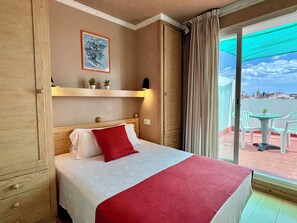Standard Double Room, Balcony | In-room safe, desk, iron/ironing board, free WiFi - Hotel Piccadilly Sitges (Sitges)