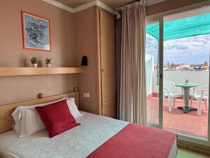 Habitación estándar doble, balcón | Caja fuerte, escritorio, tabla de planchar con plancha y wifi gratis