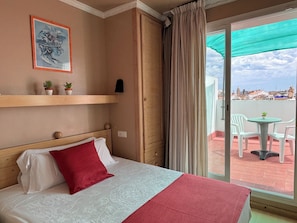 Habitación estándar doble, balcón | Caja fuerte, escritorio, tabla de planchar con plancha y wifi gratis