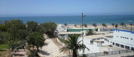 Ubicación cercana a la playa, tumbonas y sombrillas