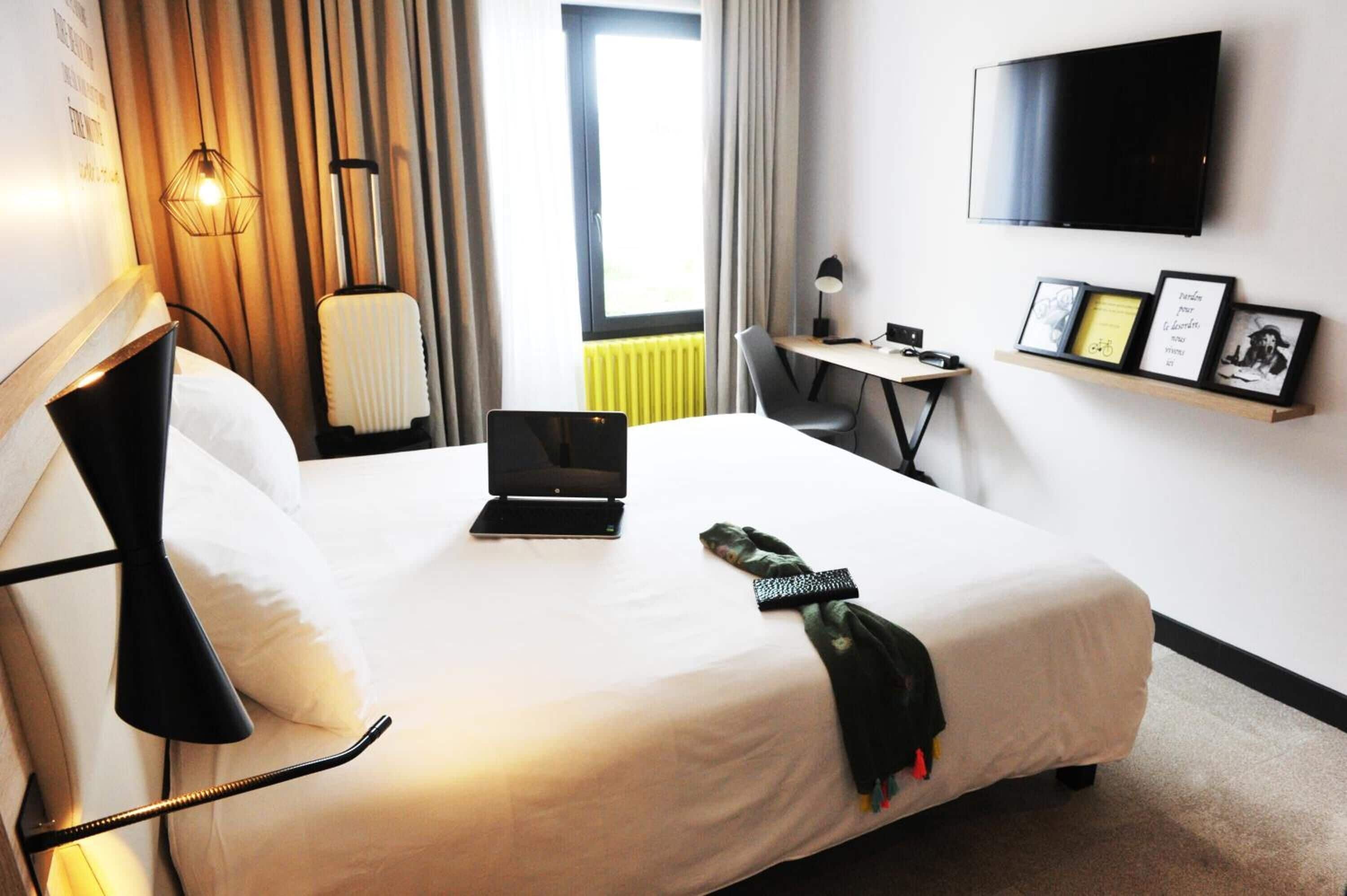 individually decorated, individually furnished, desk, soundproofing