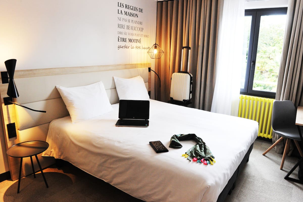 comfort room | individually decorated, individually furnished, desk, soundproofing