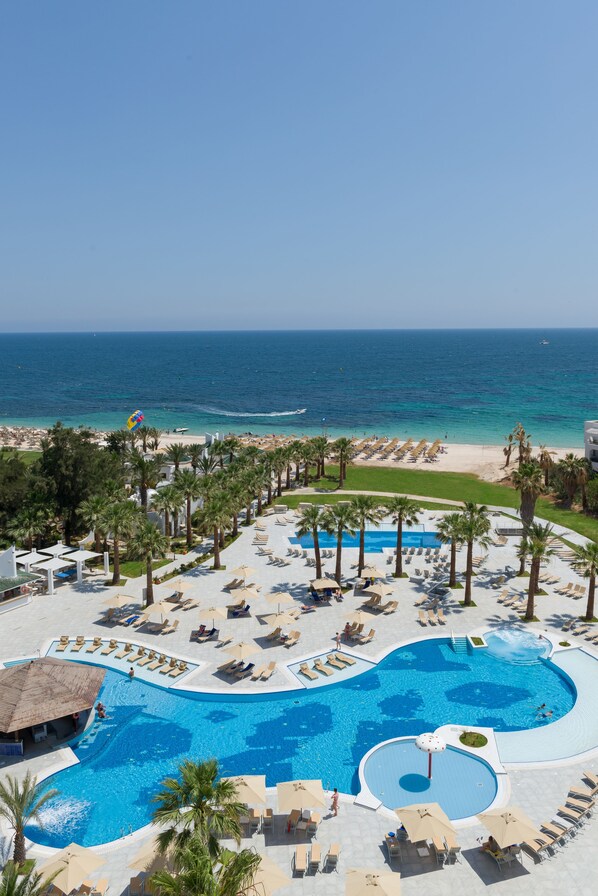 2 室内游泳池，室外游泳池