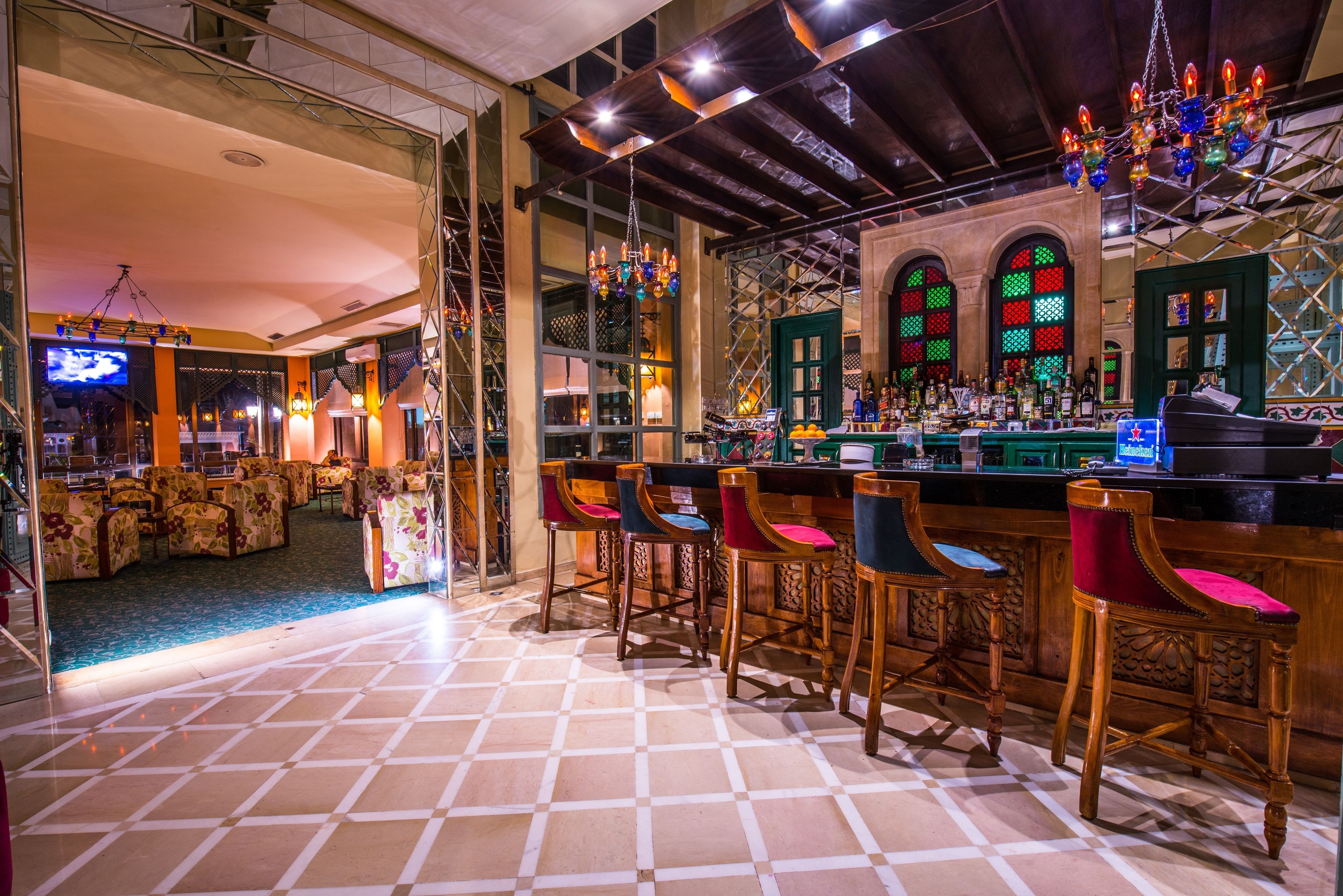 2 bars/lounges, swim-up bar, poolside bar, beach bar