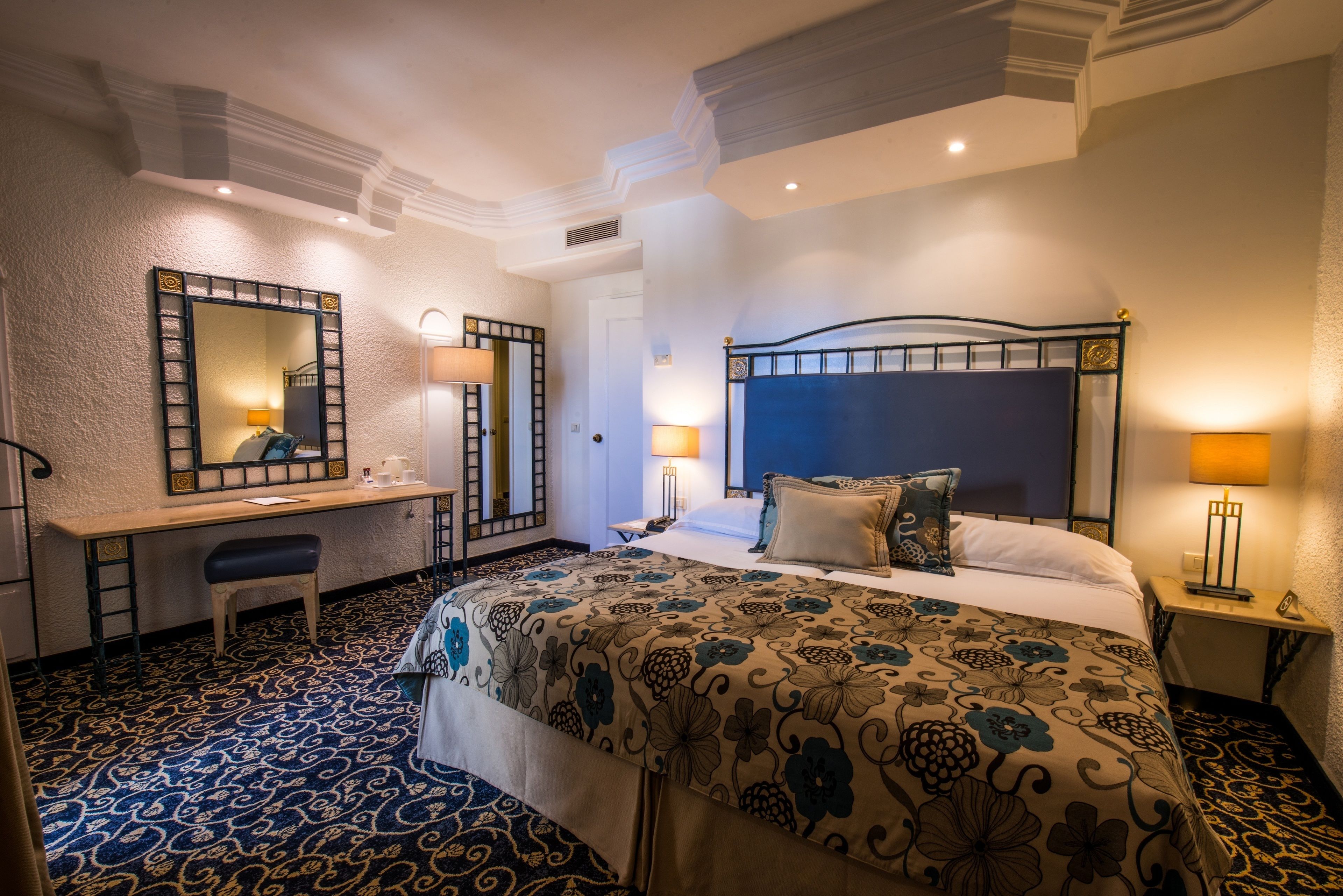 Minibar, caja fuerte, cortinas opacas y sistema de insonorización