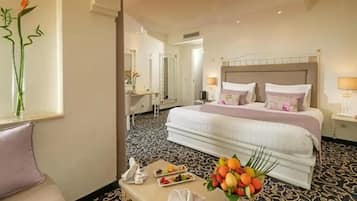 Minibar, coffres-forts dans les chambres, rideaux occultants