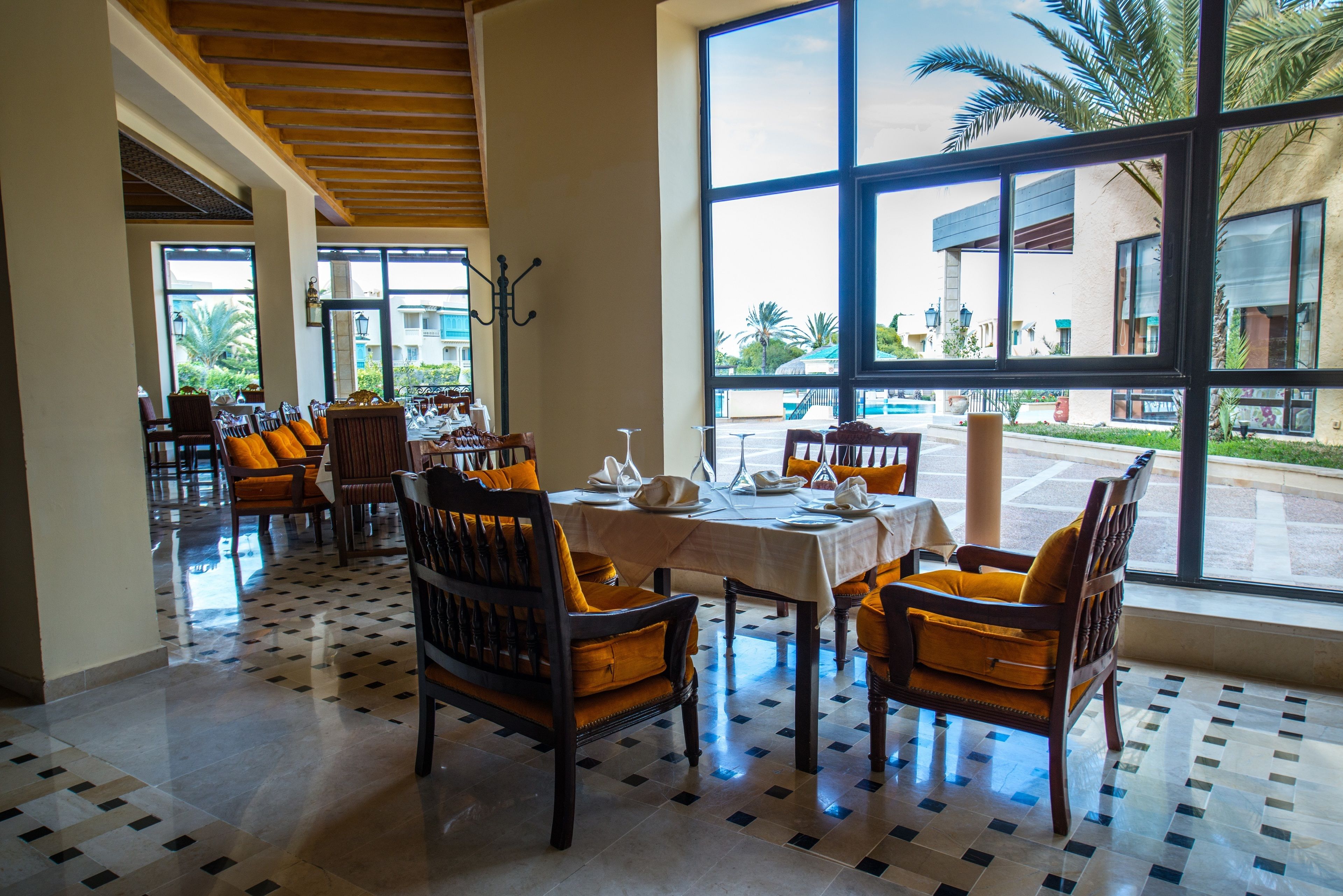 4 restaurantes; se sirven desayunos, almuerzos y cocina internacional 