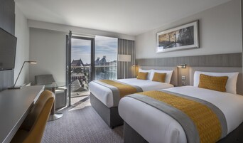 Hypo-allergenic bedding, in-room safe, desk, blackout curtains