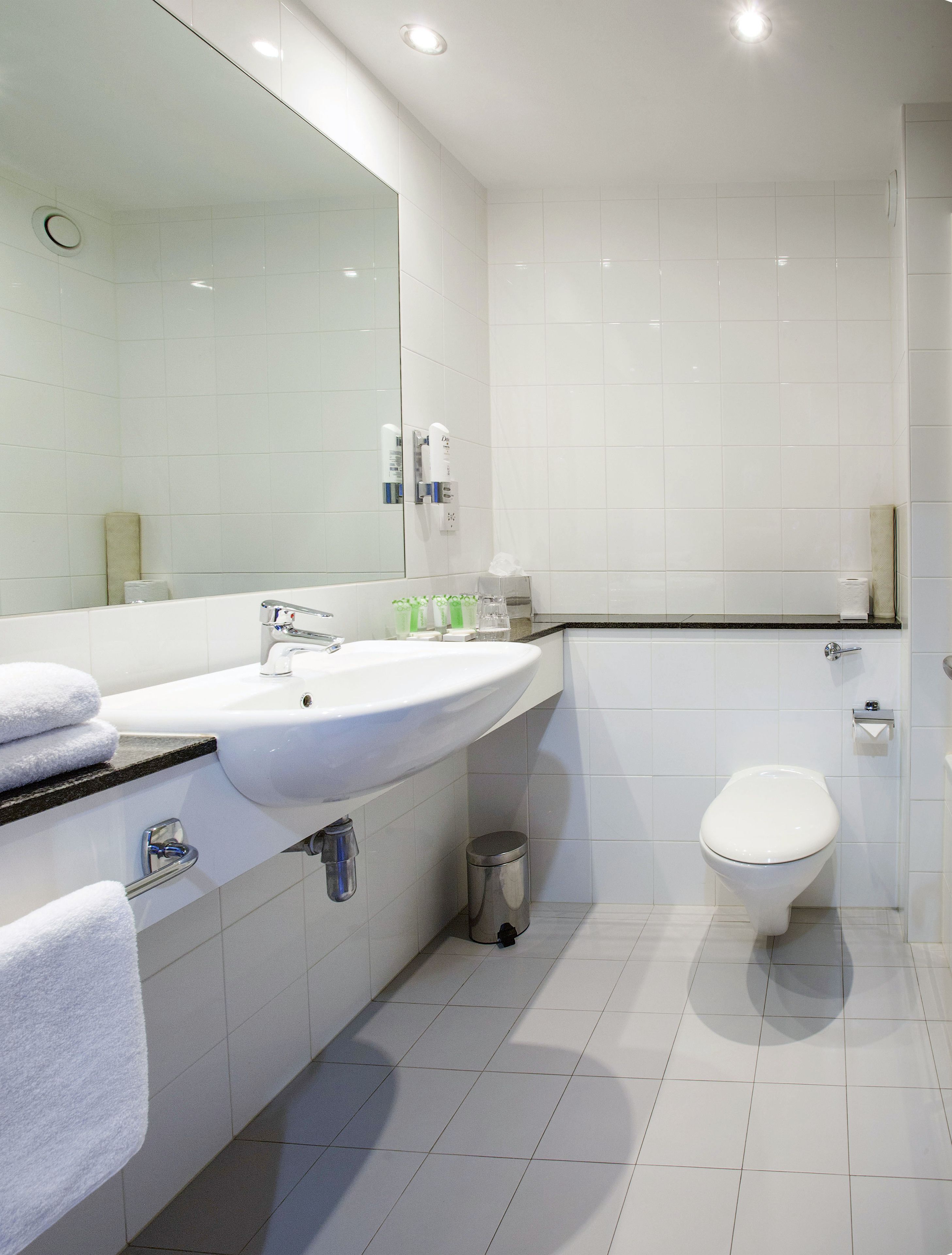 combined shower/bathtub, eco-friendly toiletries, hair dryer, towels