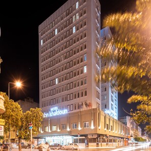 Overnatningsstedets facade – aften/nat