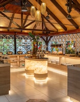 2 restaurantes; se sirve desayuno, almuerzo y cena
