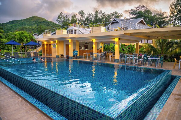 2 restaurants, breakfast, lunch, dinner served; international cuisine 