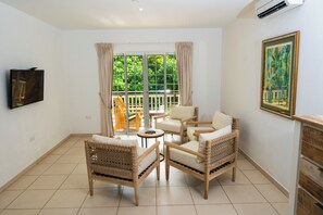 Leilighet, 2 soverom (Ground & Upper floor) | Oppholdsområde | Plasma-TV