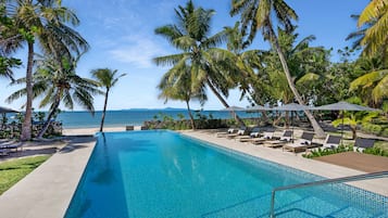 2 piscinas al aire libre, sombrillas, sillones reclinables de piscina