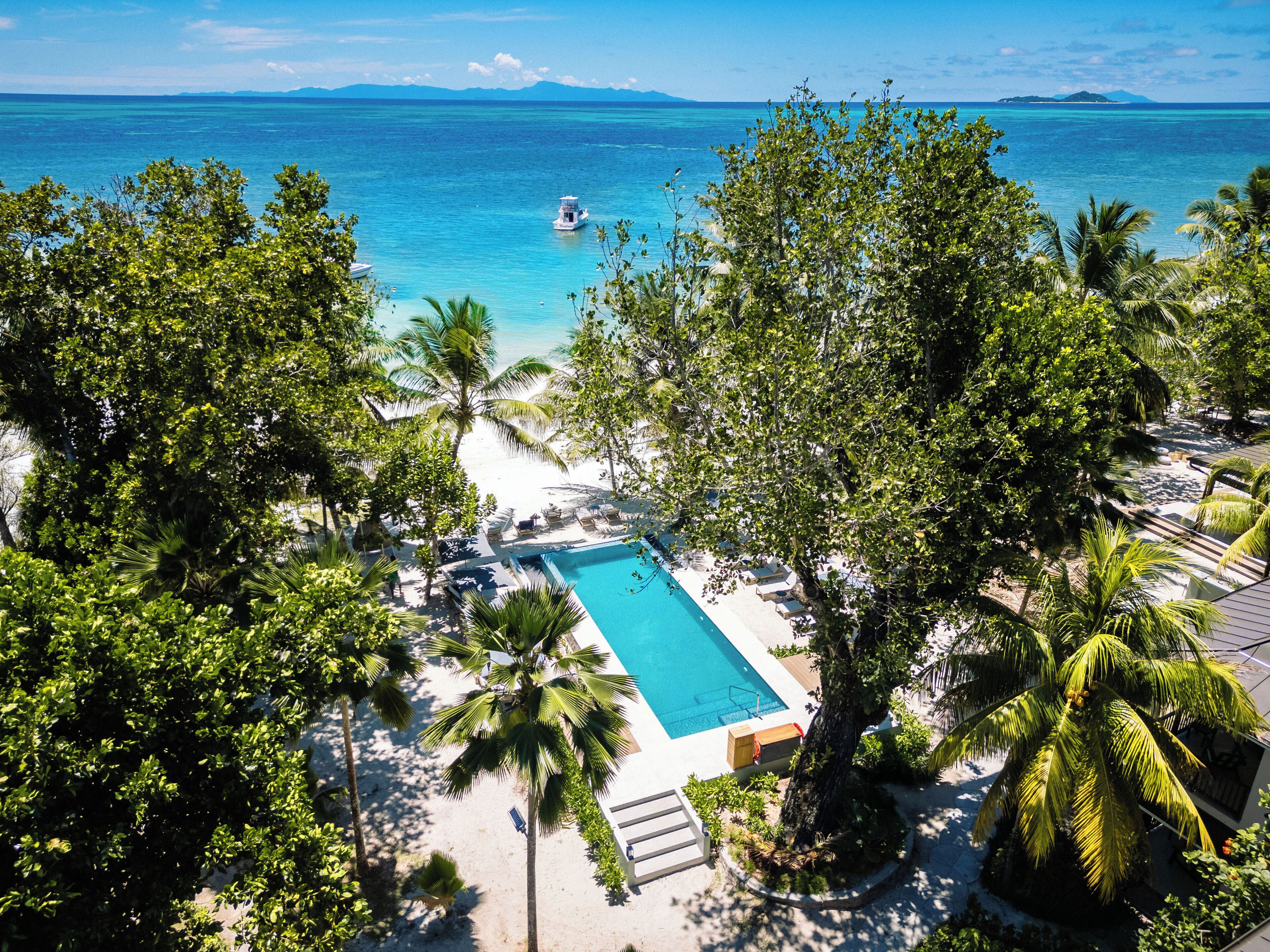 2 piscinas externas, funciona das 7h30 às 19h30, guarda-sóis