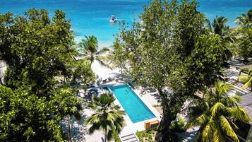 2 piscinas externas, funciona das 7h30 às 19h30, guarda-sóis