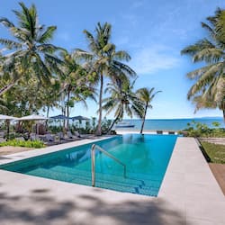 2 piscinas al aire libre, sombrillas, sillones reclinables de piscina