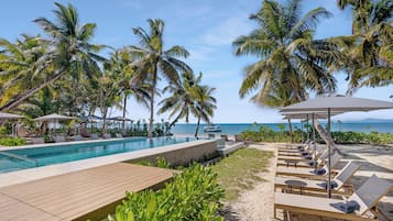 2 piscines extérieures, parasols de plage, chaises longues