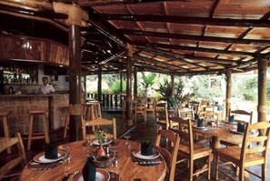 Petit-déjeuner, déjeuner et dîner servis sur place, vue sur la piscine