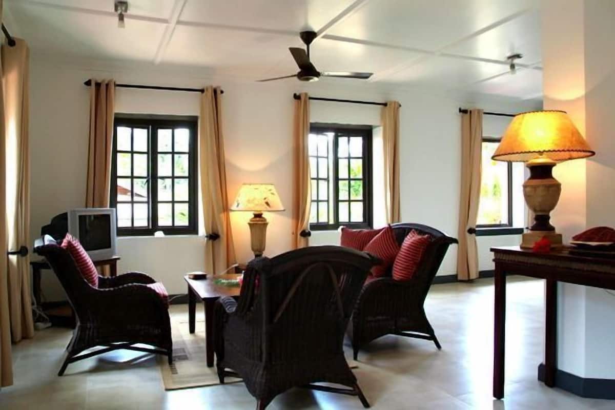 Deluxe Room | Living room | TV