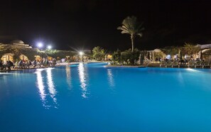 Piscine couverte, 2 piscines extérieures