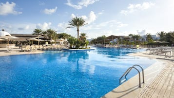 Sisäuima-allas, 2 ulkouima-allasta