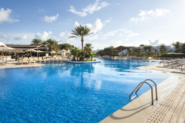 Indoor pool, 2 outdoor pools