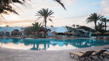 Indoor pool, 2 outdoor pools