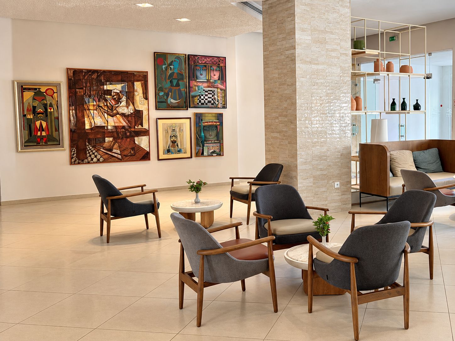 Un hall d’entrée doté de meubles modernes, d’une table basse et d’une bibliothèque agrémentée d’objets décoratifs.