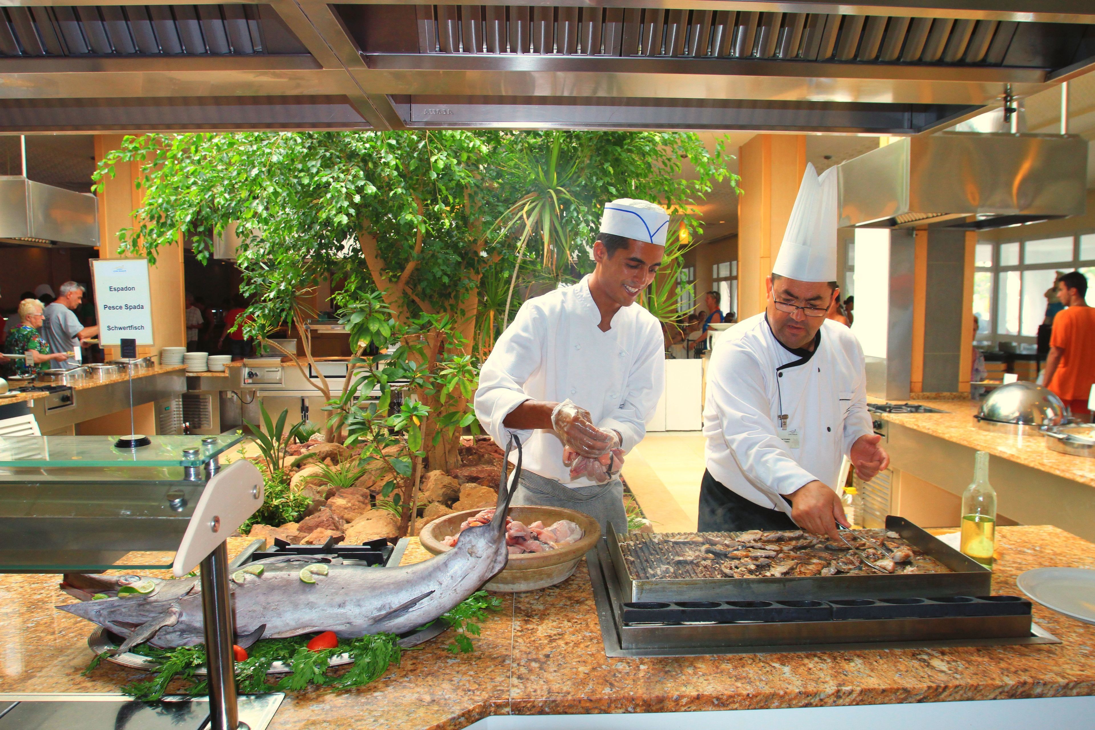 2 restaurants, breakfast served