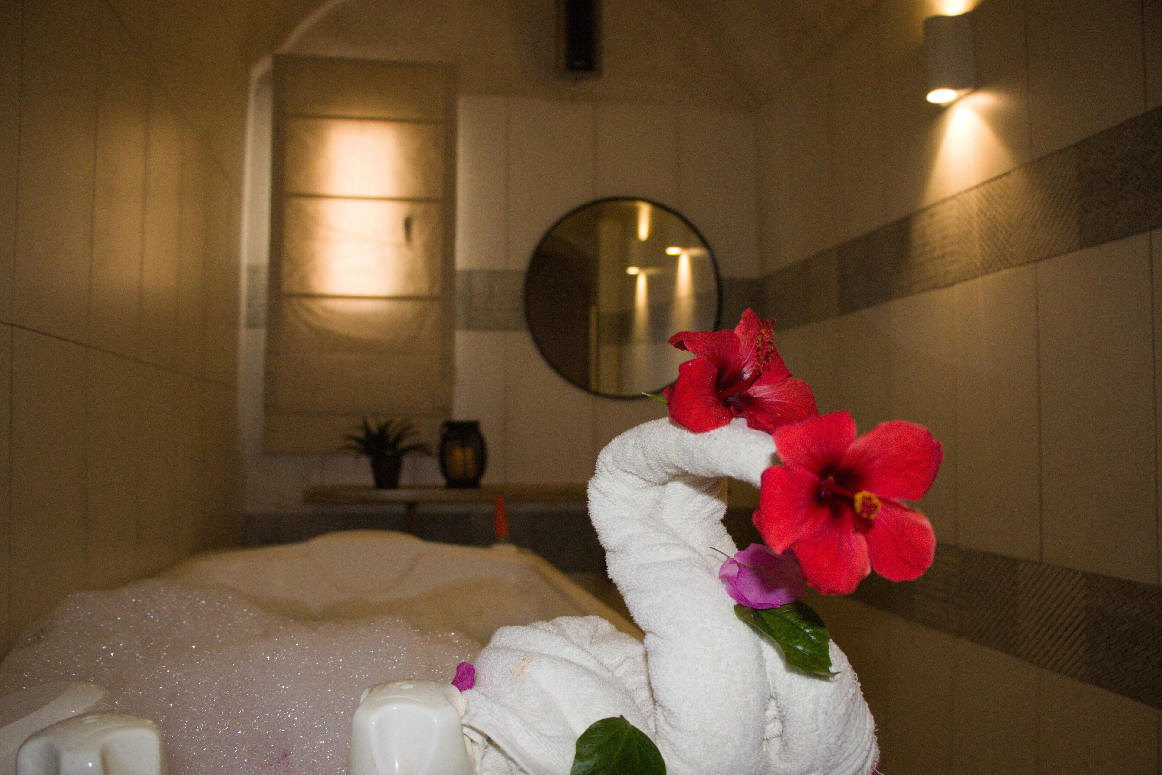 sauna, steam room, turkish bath/hammam, hydrotherapy, hot stone massages