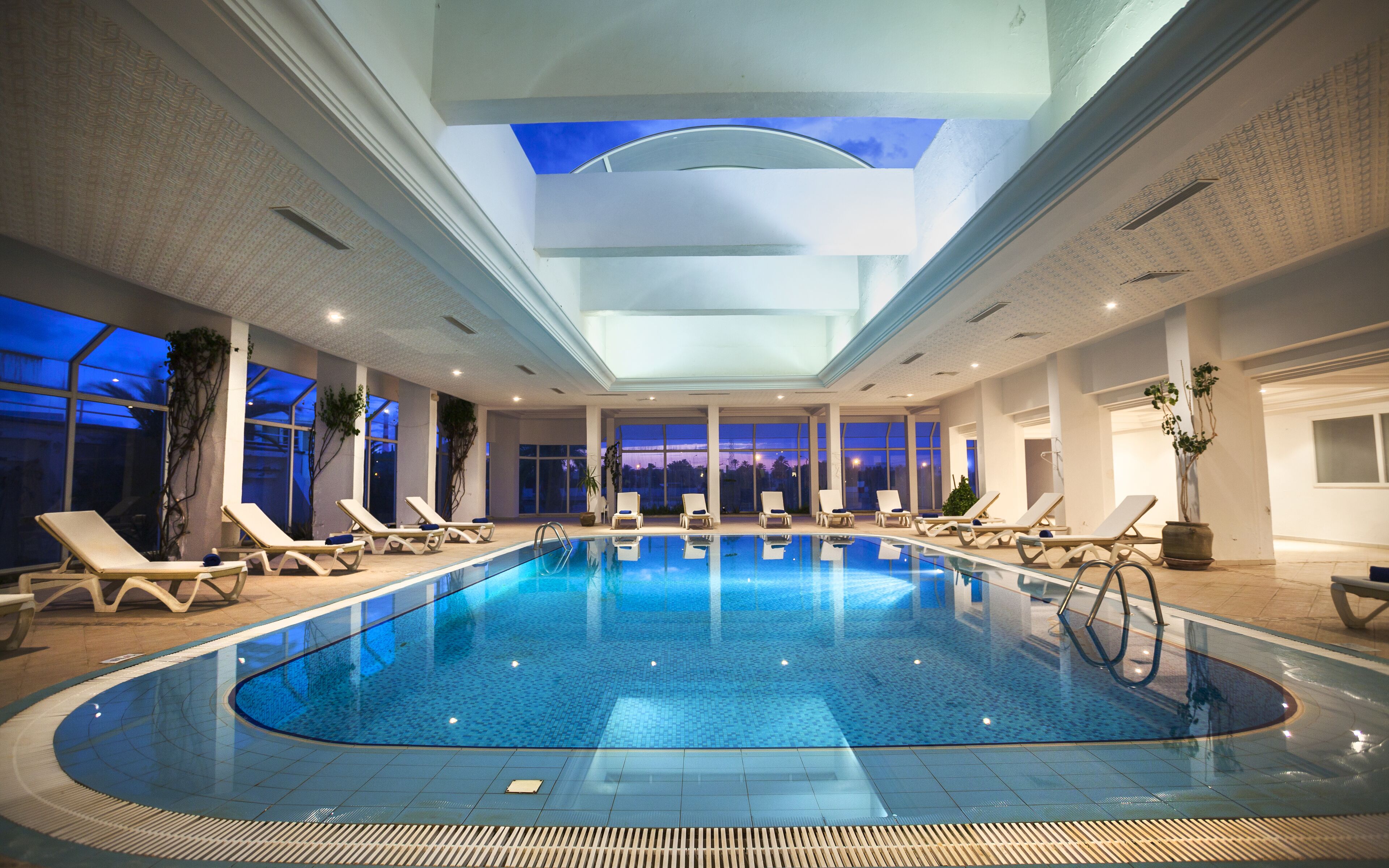 Indoor pool, 2 outdoor pools