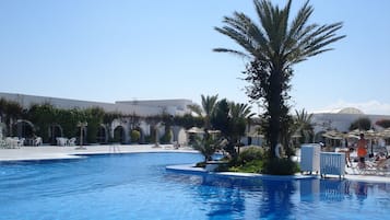 Indoor pool, 2 outdoor pools