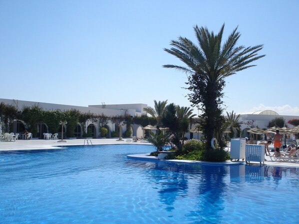 Piscina coberta i 2 piscines a l'aire lliure 