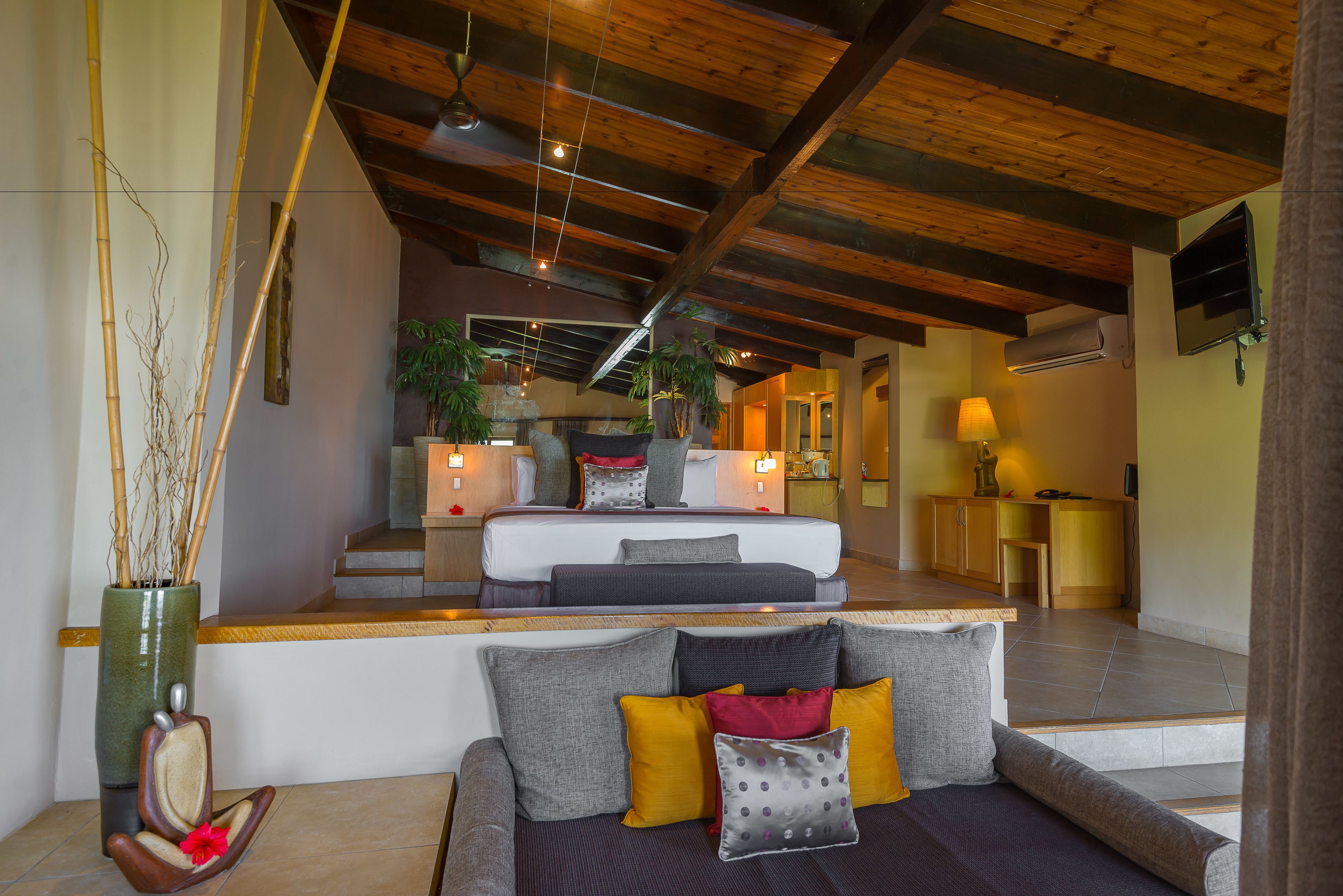 junior studio suite | 1 bedroom, premium bedding, tempur-pedic beds, in-room safe