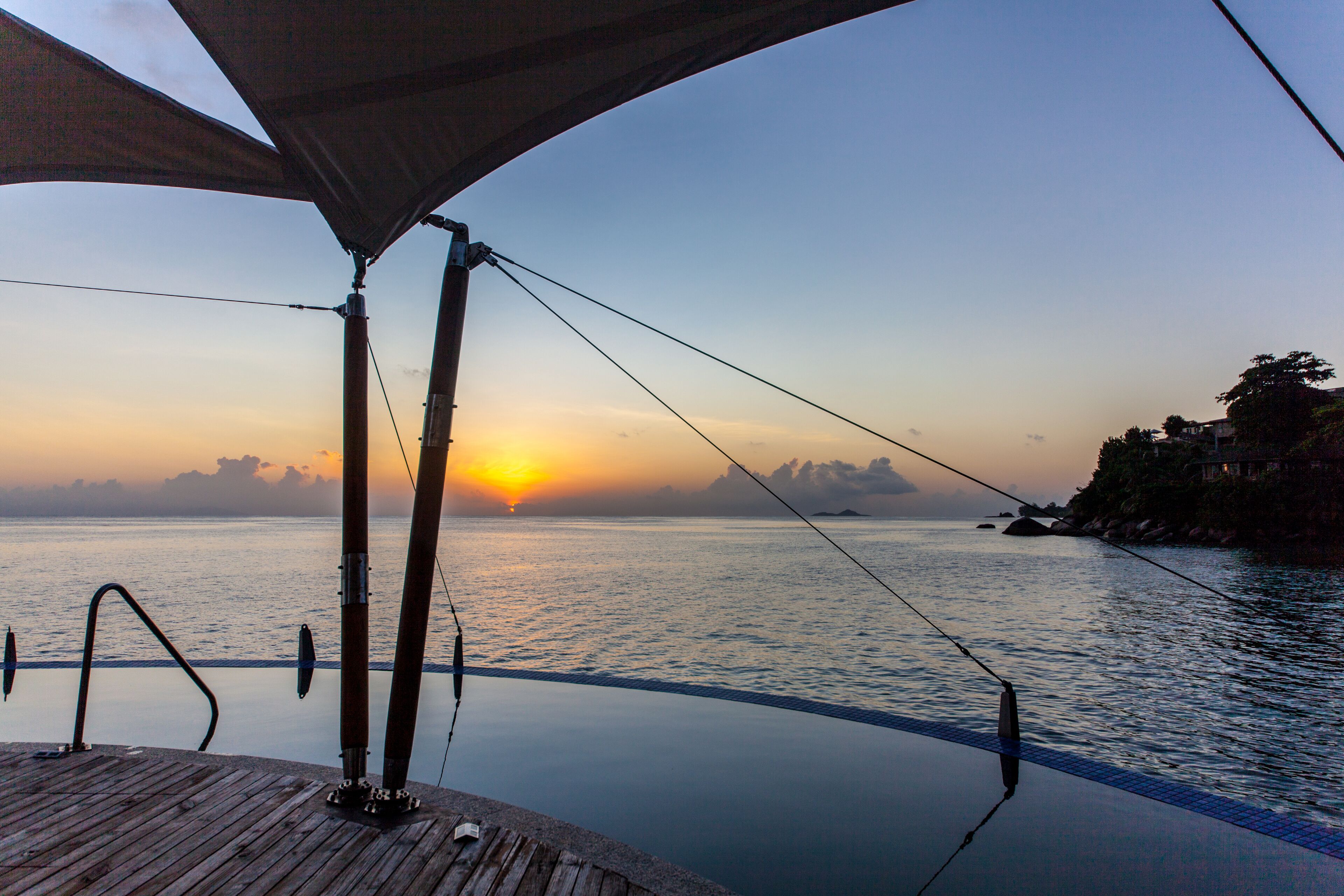 3 outdoor pools, pool umbrellas, pool loungers