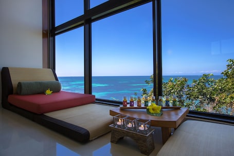 Couples treatment rooms, hot tub, body treatments, hydrotherapy. Coco de Mer Hotel and Black Parrot Suites