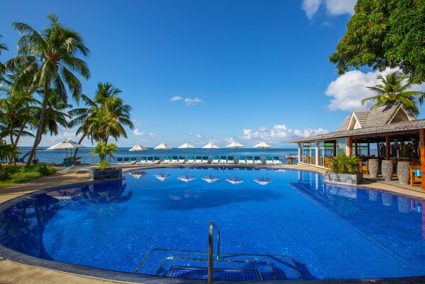 3 albercas al aire libre, sombrillas en la alberca y camastros 