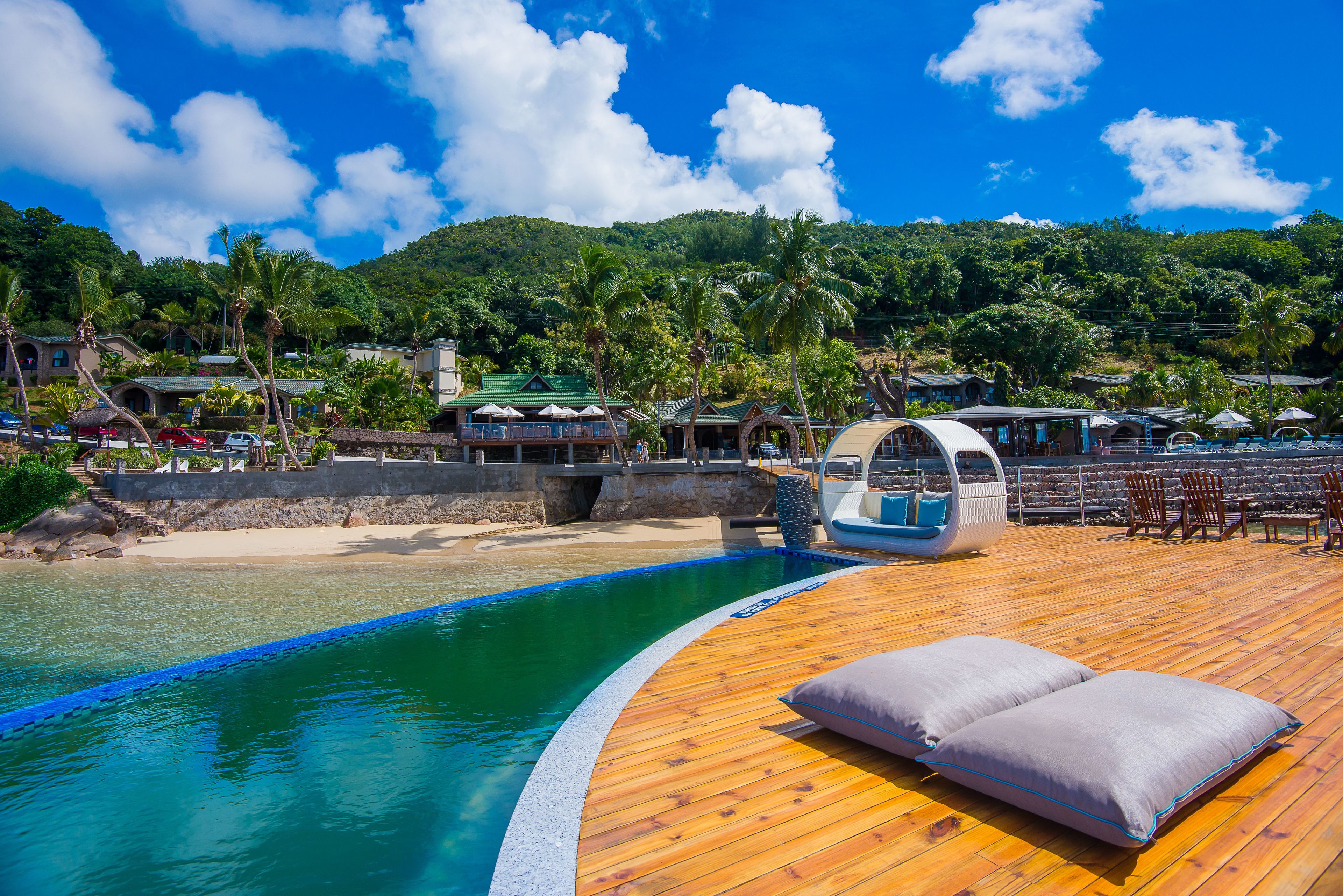 3 outdoor pools, pool umbrellas, pool loungers