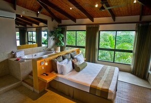 Suite estudio junior | Sala de estar | Televisión LCD de 41 cm con canales vía satélite, televisión y libros 