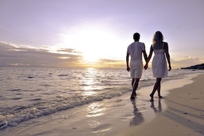 On the beach, free beach shuttle, sun-loungers, beach umbrellas