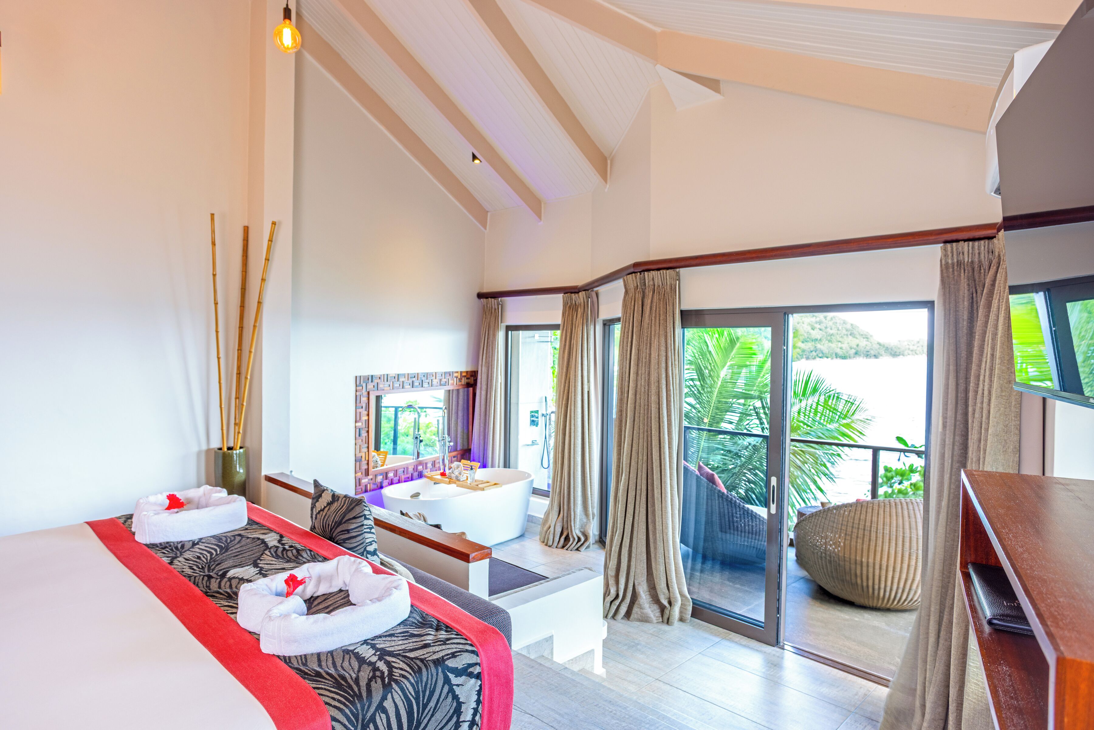 ห้องจูเนียร์สตูดิโอสวีท | เครื่องนอนระดับพรีเมียม, เตียง Tempur-Pedic, ตู้นิรภัยในห้องพัก