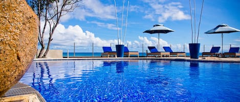 3 piscines extérieures, parasols de plage, chaises longues